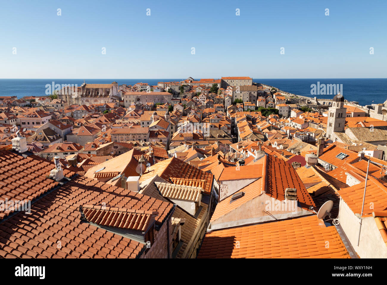 La vieille ville de Dubrovnik, toits de tuiles rouges et de bâtiments médiévaux vu des murs de la ville, site du patrimoine mondial de l'UNESCO, Dubrovnik, Croatie Europe Banque D'Images