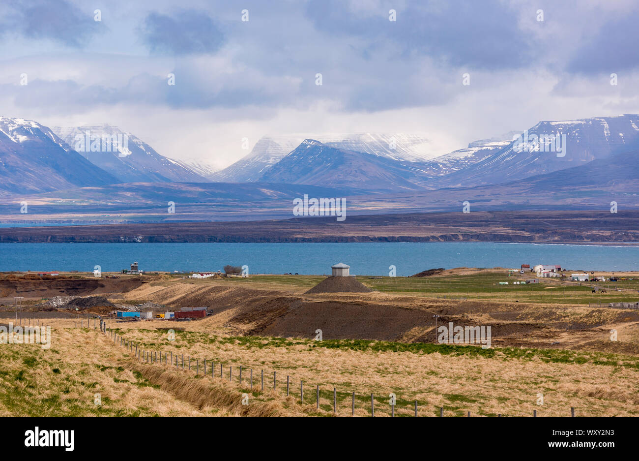 SAUDARKROKUR, ISLANDE - paysage de montagnes et fjord. Banque D'Images