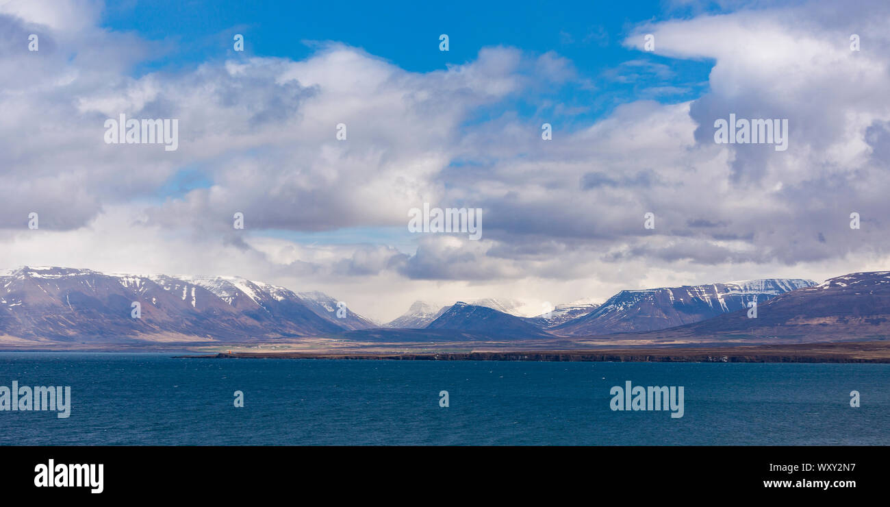 SAUDARKROKUR, ISLANDE - paysage de montagnes et fjord. Banque D'Images