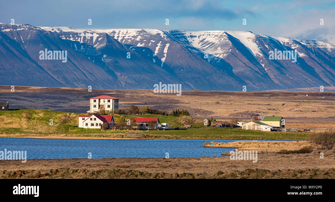 SAUDARKROKUR, ISLANDE - Maisons par lac et paysage de montagne. Banque D'Images
