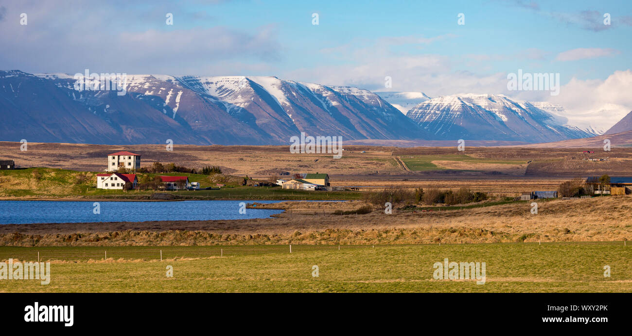 SAUDARKROKUR, ISLANDE - Maisons par lac et paysage de montagne. Banque D'Images