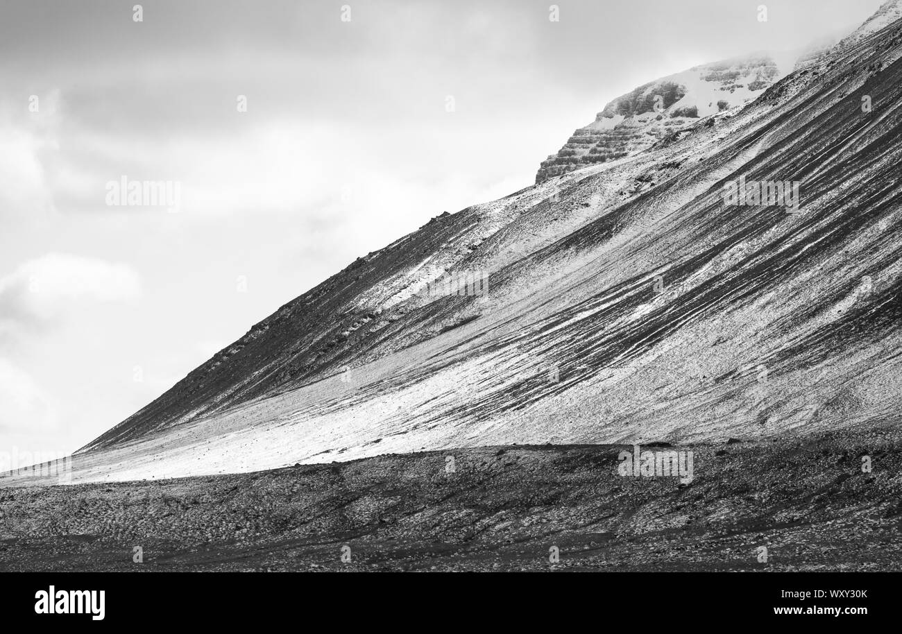 REYKIR-GRETTISLAUG, ISLANDE - paysage de montagne avec de la neige, sur le Fjord Skagafjordur. Banque D'Images