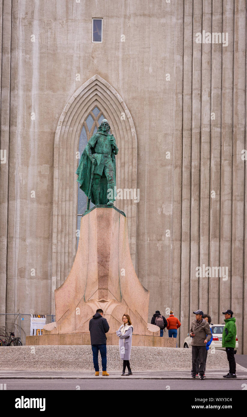 REYKJAVIK, ISLANDE - statue de Leifur Eiriksson, Hallgrimskirkja church en béton blanc. Banque D'Images