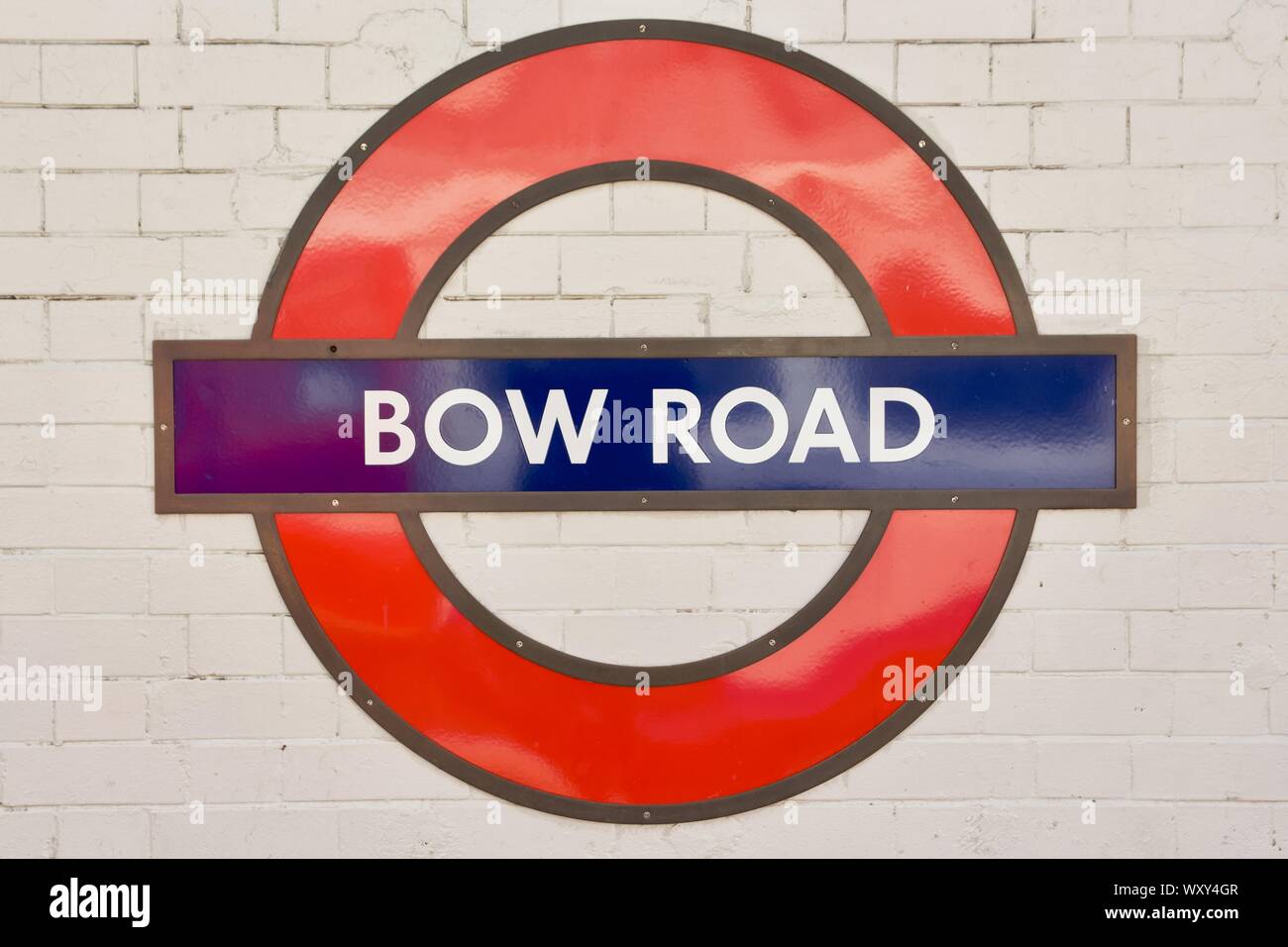 Le métro de Londres, Cocarde de Bow Road Tube Station est de Londres. Banque D'Images