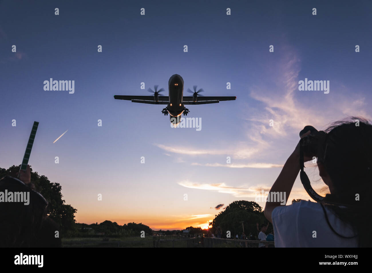 Photos d'une fille un ATR-72 qu'il atterrit à l'aéroport de Songshan, à Taipei Banque D'Images