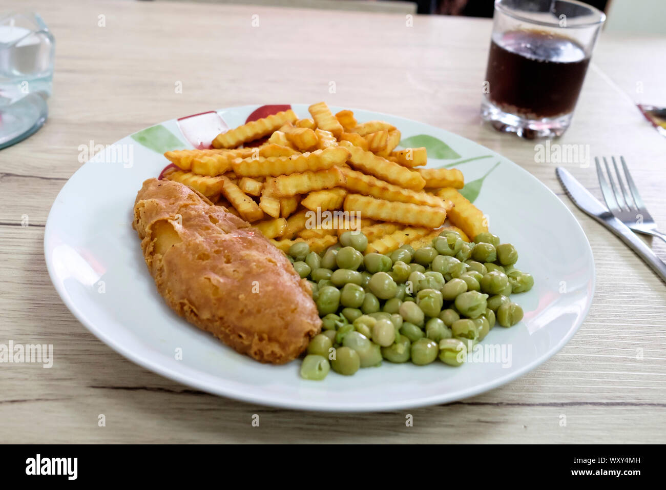 Déjeuner, café simple poisson frites et petits pois Banque D'Images