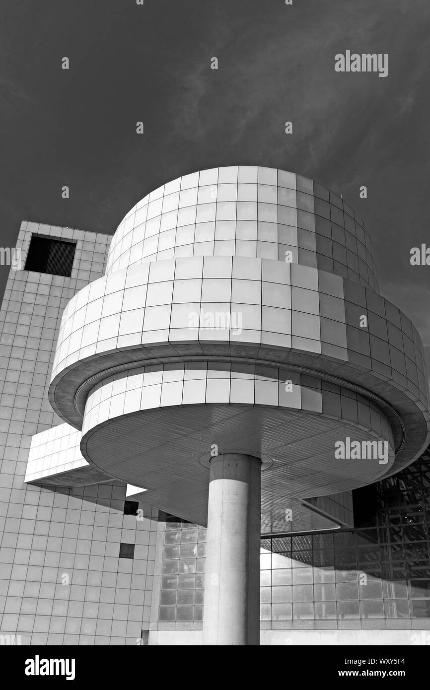 Vue partielle de l'extérieur de la Rock and Roll Hall of Fame and Museum à Cleveland, Ohio, USA en noir et blanc. Banque D'Images