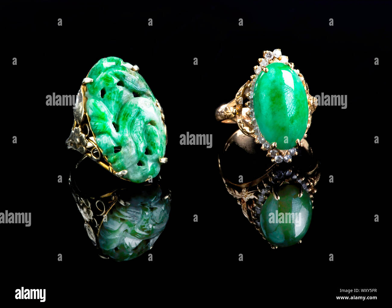 Impérial birman jadéite vert anneaux d'or. Banque D'Images