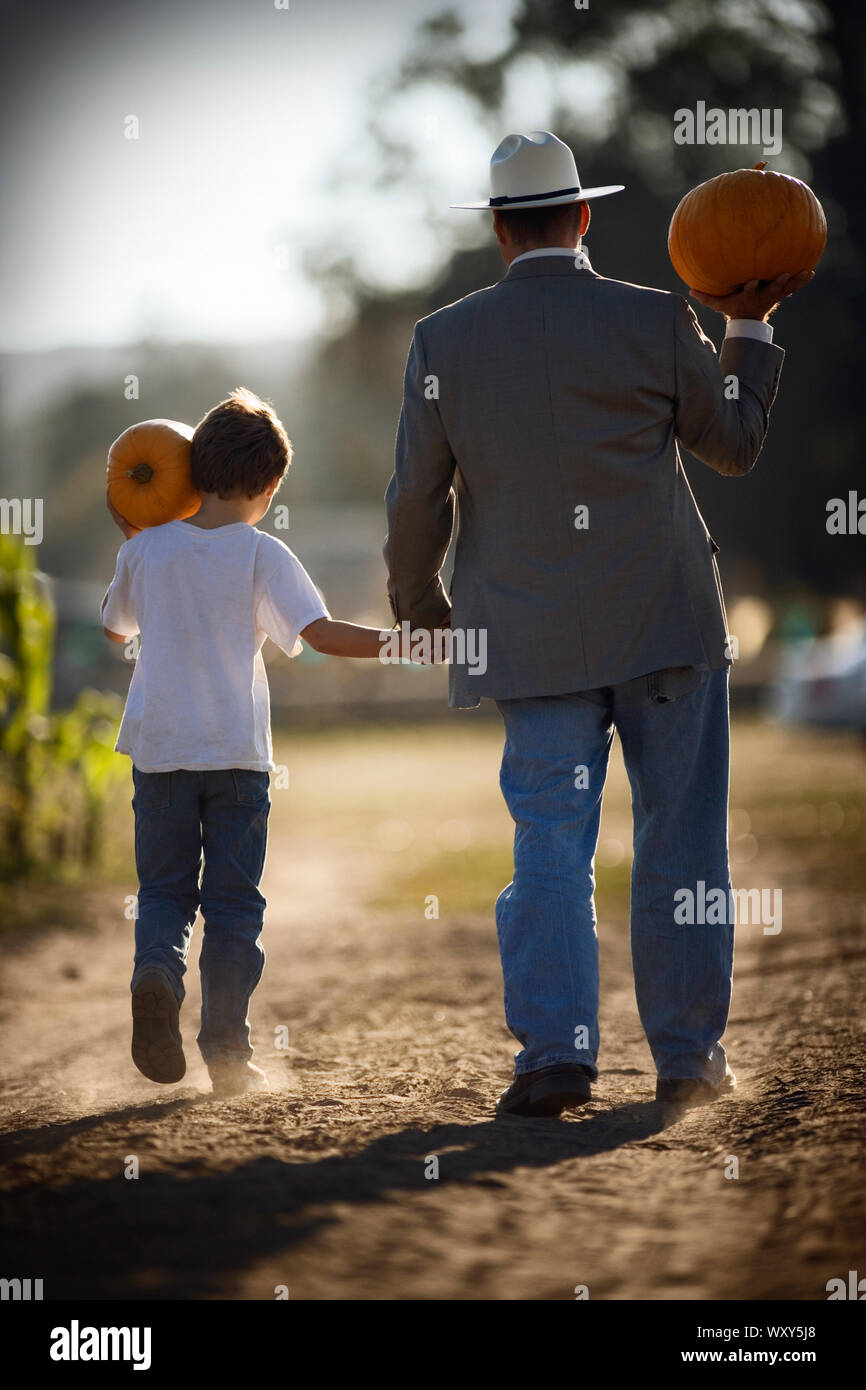 Le père et l'enfant l'exercice pumpkins Banque D'Images