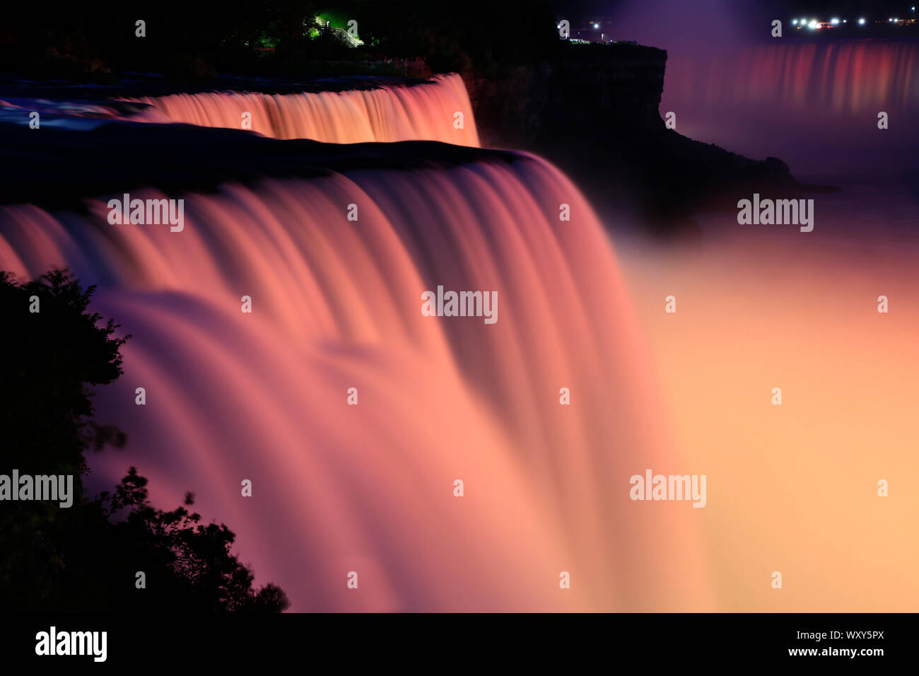 L'exposition longue close-up of Niagara la nuit y compris l'éclairage coloré (américains et canadiens) Horseshoe Falls, États-Unis Banque D'Images