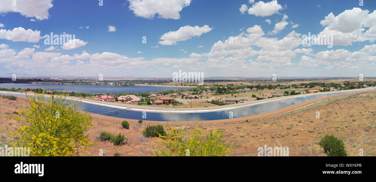 Image panoramique, regardant vers l'est, de Palmdale dans le comté de Los Angeles montrant l'aqueduc de Californie au premier plan. Banque D'Images