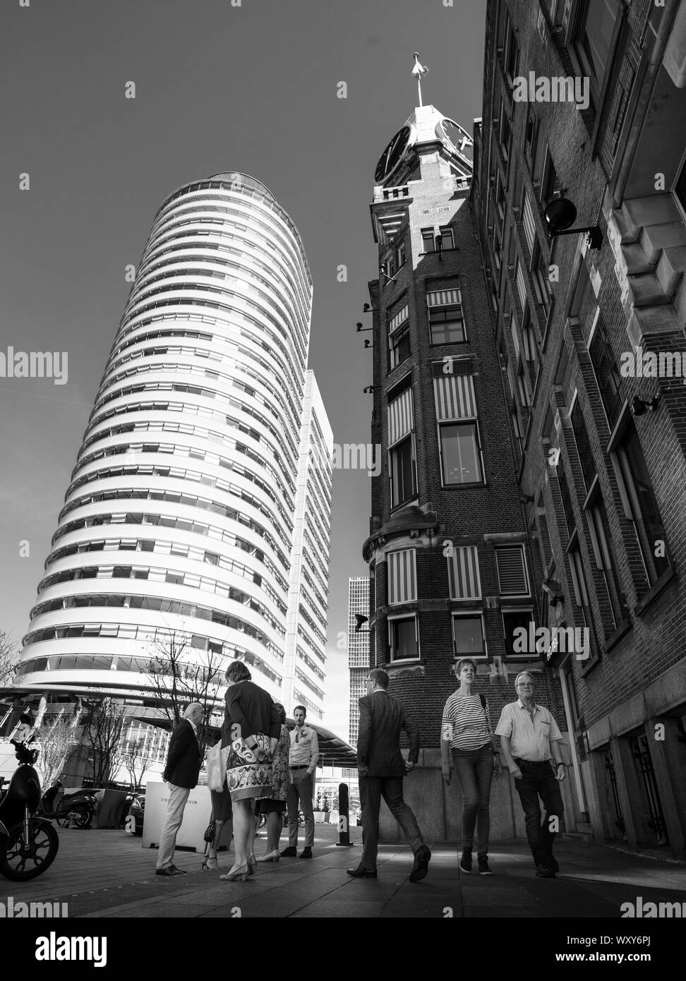 Les gens passer à l'Hôtel New York, Rotterdam, ville d'architecture Banque D'Images