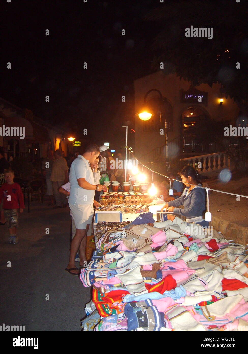 Man shopping dans un marché de plein air en Europe. La nuit de négociation pour les touristes et les locaux durant la période des vacances d'été. De marché boursier. Man shopping. Marché espagnol. Banque D'Images