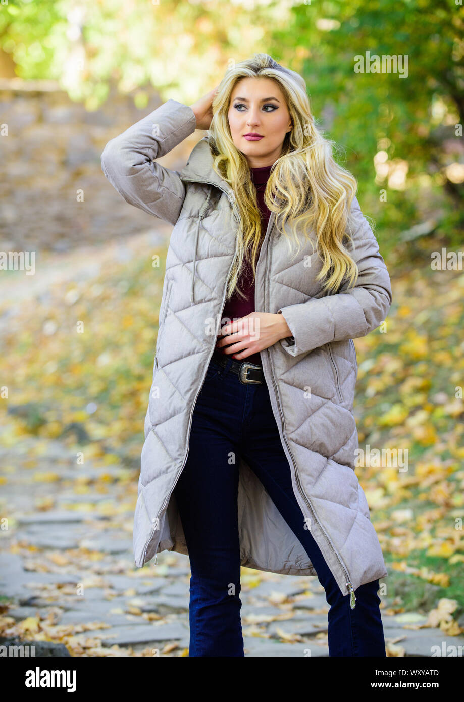 Puffer mode tendance concept. Fille blonde à la mode parc promenade en  automne. Porter Veste Femme gris chaud. Tout le monde devrait avoir. veste  Tendance veste surdimensionnée. Comment rock puffer jacket comme