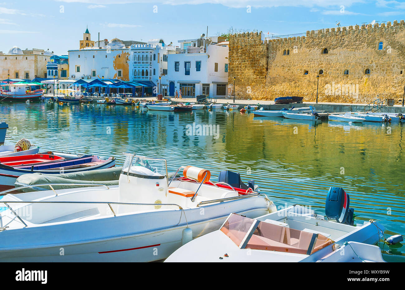 BIZERTE, TUNISIE - septembre 4, 2019 : Promenade le long de la ligne de quai de bateaux de pêche et des bateaux à moteur, servant pour des excursions touristiques, le 4 septembre à Bizerte Banque D'Images