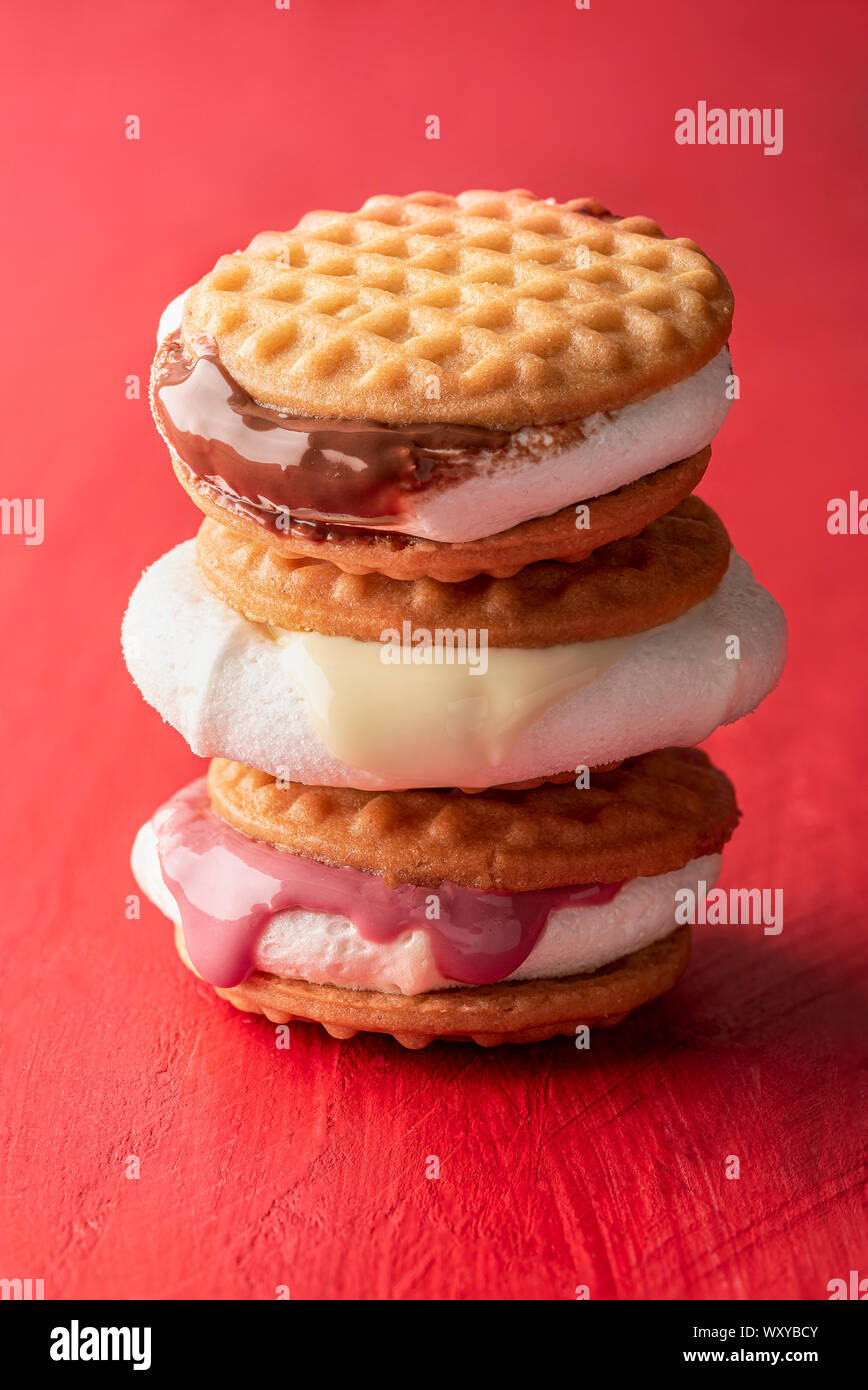 Smores pile avec trois types de chocolat, ruby, chocolat au lait et chocolat blanc sur rouge tables. American dessert. Les sucreries avec guimauves. Banque D'Images