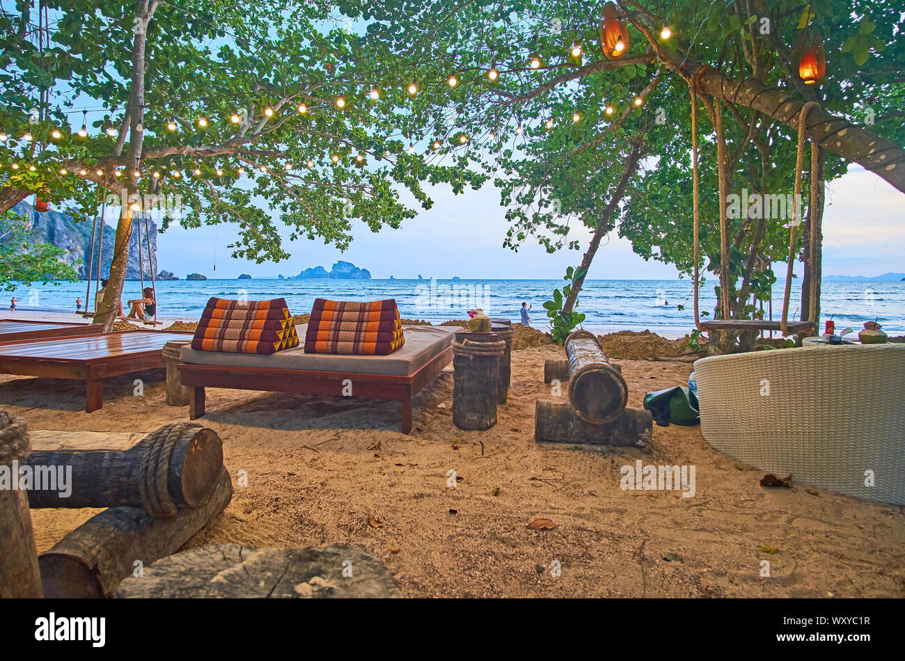 AO NANG, THAÏLANDE - 25 avril 2019 : Le salon café sur la côte d'Andaman est le meilleur endroit pour passer la soirée, le 25 avril à Ao Nang Banque D'Images
