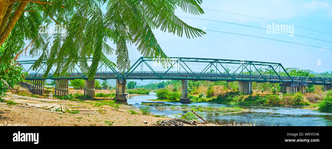 Panorama de Memorial Bridge (Saphan Prawatsart) à travers la rivière Pai avec une végétation luxuriante sur ses rives, PAI, Thaïlande Banque D'Images