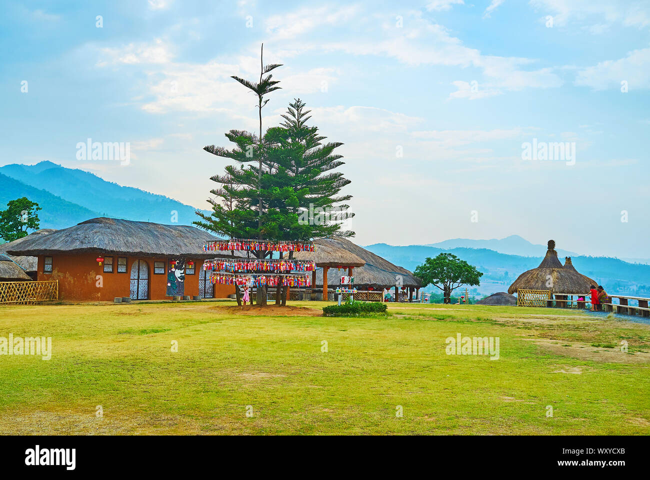 SANTICHON, THAÏLANDE - Mai 5, 2019 : Yun Lai vue est joli site à visiter et profiter de la montagne, paysages et accrocher les maisons chinoises qui souhaitent souv Banque D'Images