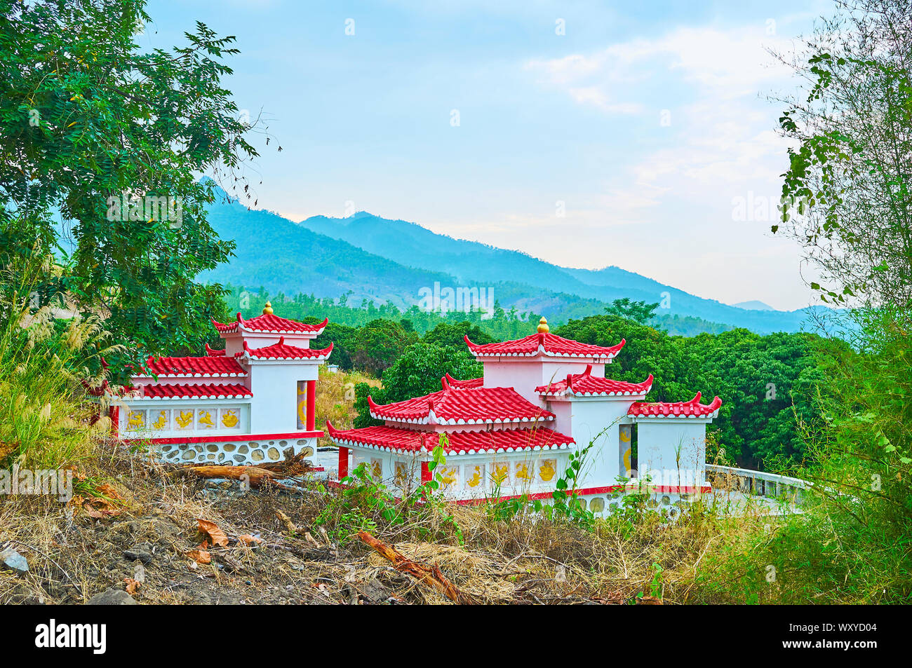 La pittoresque Chiese culte sur la colline dans la verdure à côté de Yun Lai vue, plateau Santichon village, Thaïlande Banque D'Images