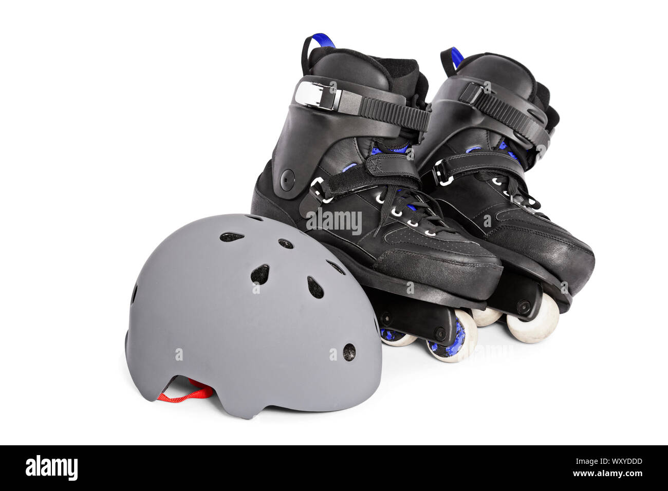 Close up of black aggressive inline skates et un casque, isolé sur fond blanc. Banque D'Images