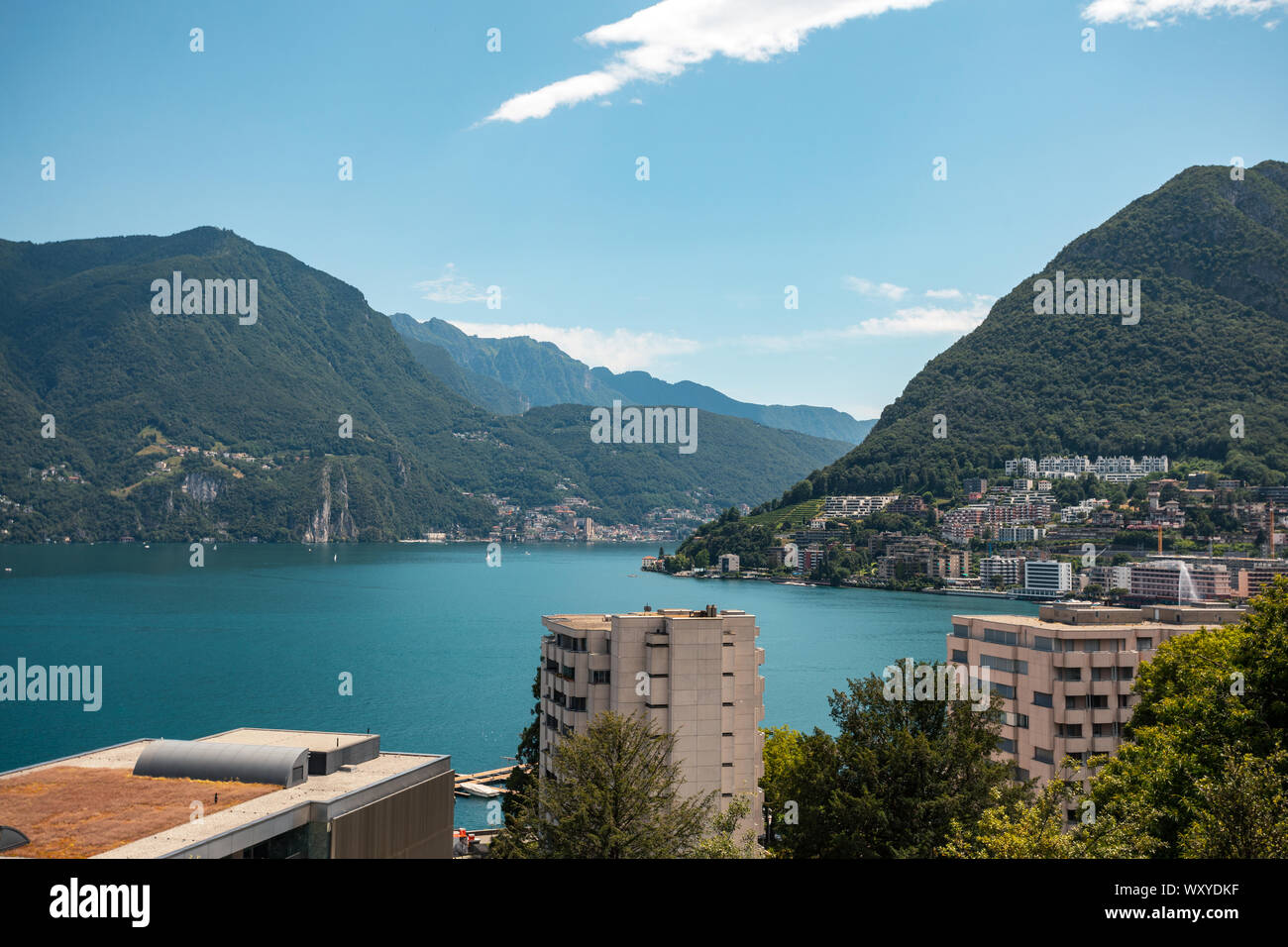 Vue sur le lac de Lugano et le quartier résidentiel depuis la ville de Lugano Banque D'Images