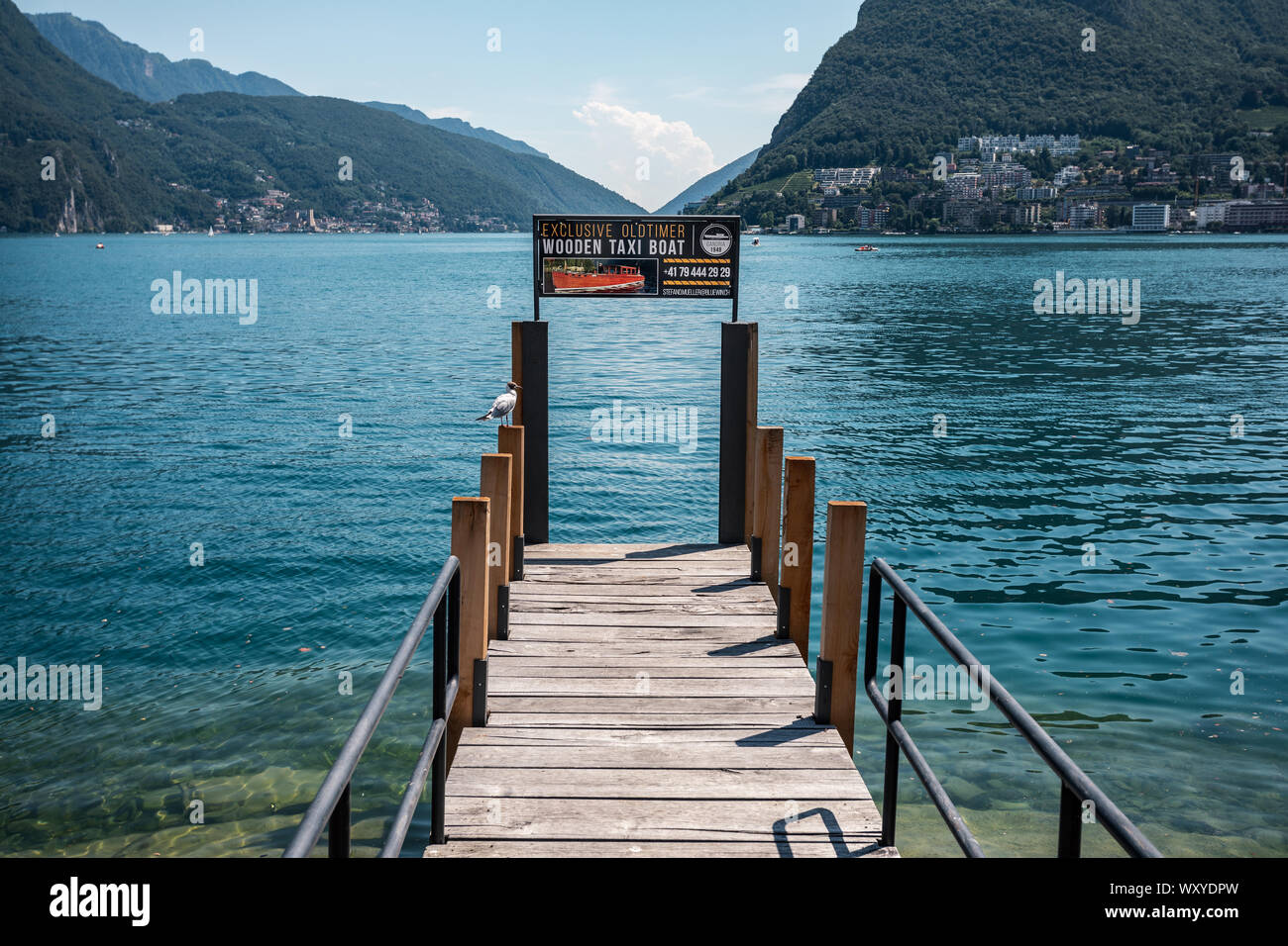 Panneau et pont pour la station de service de taxi en bois à Lugano, Suisse Banque D'Images