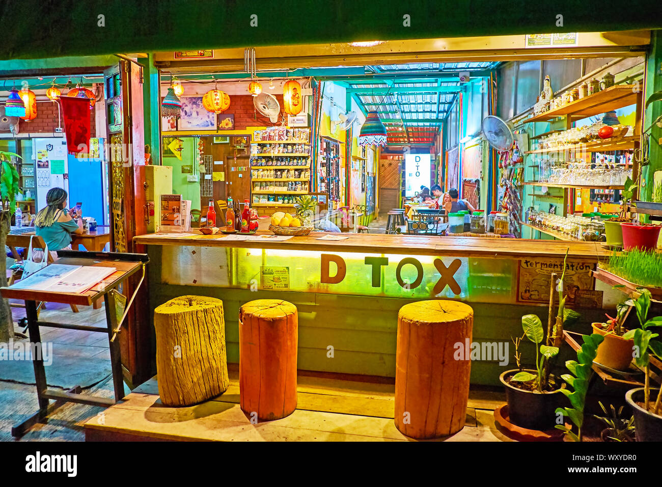 PAI, THAÏLANDE - Mai 5, 2019 : l'agréable petit bar avec comptoir utdoor avec log se trouve, situé dans la rue piétonne du Marché de nuit, le 5 mai dans la région de Pai Banque D'Images