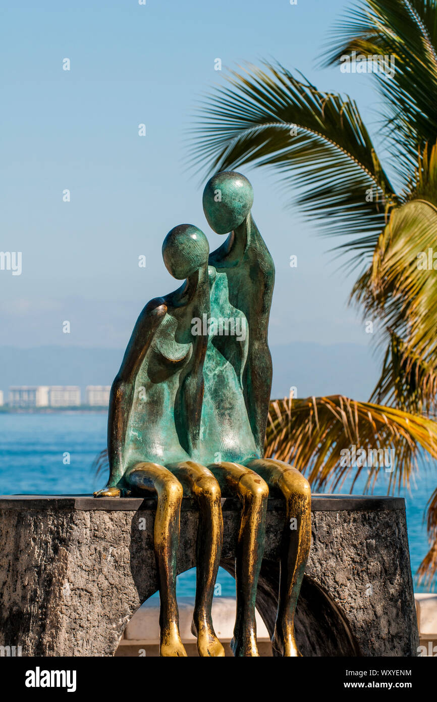 Sculpture nostalgie sur le Malecon boardwalk, Puerto Vallarta, Jalisco, Mexique. Banque D'Images