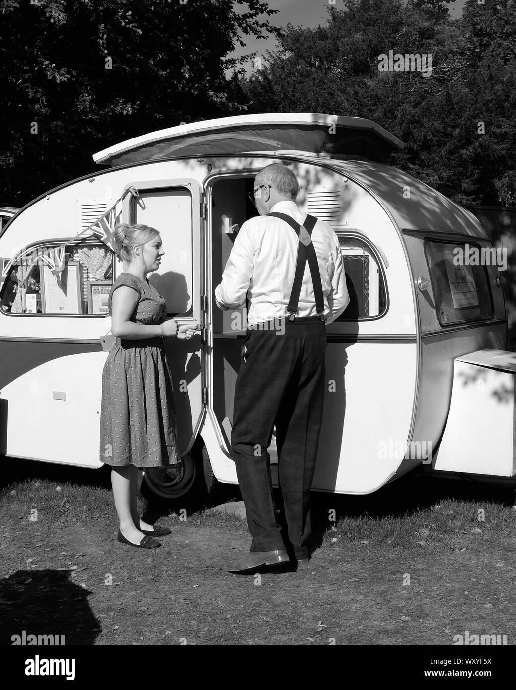 Septembre 2019 - Des scones et thé servis dans un style vintage au Goodwood Revival meeting Banque D'Images