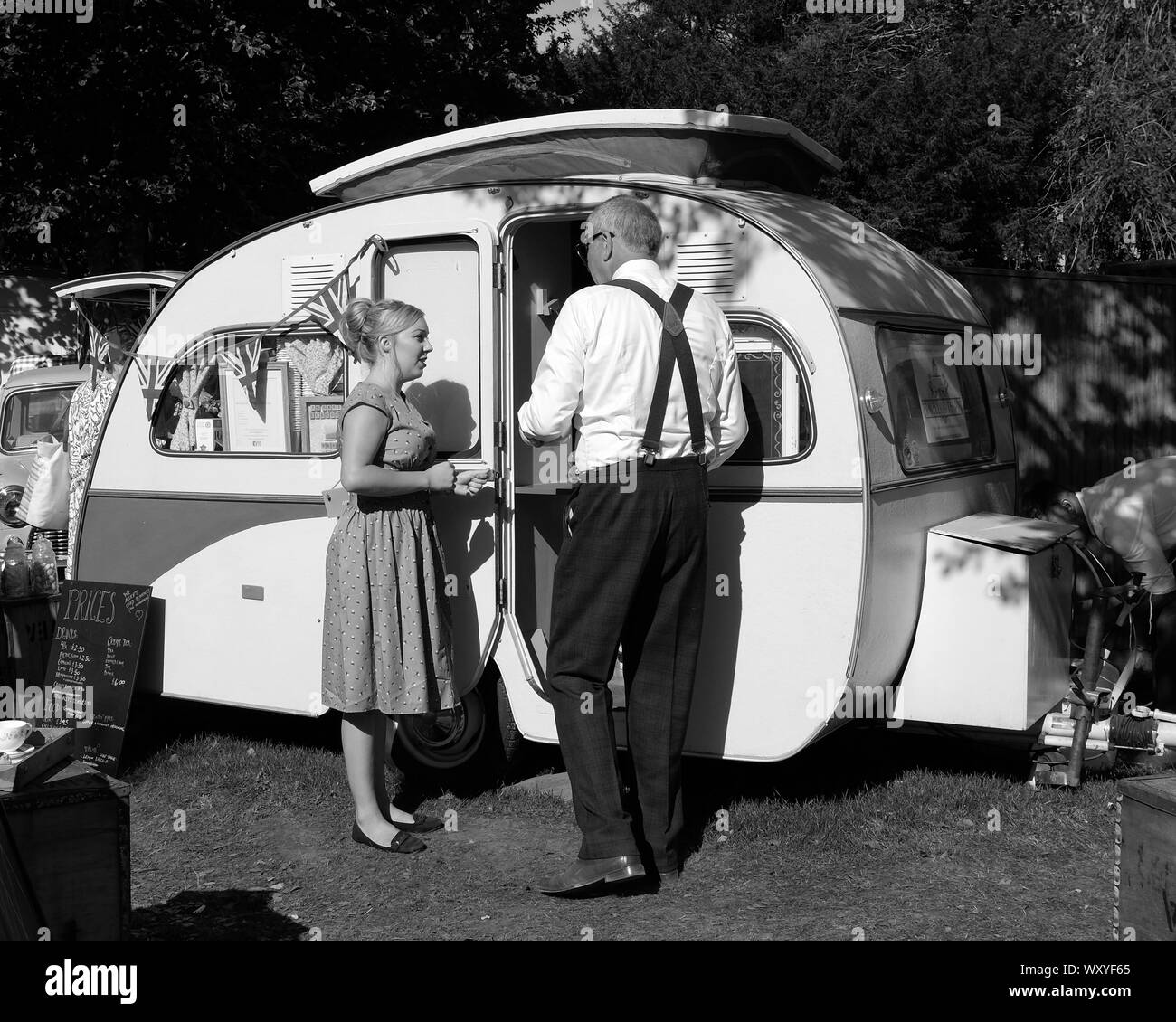 Septembre 2019 - Des scones et thé servis dans un style vintage au Goodwood Revival meeting Banque D'Images