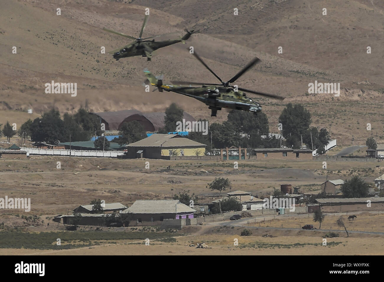 (190918) -- DOUCHANBE, 18 septembre 2019 (Xinhua) -- les hélicoptères Mi-24 en vol stationnaire au-dessus de la position au cours de l'exercice militaire-2019 Centre Région à Douchanbé, Tadjikistan, le 18 septembre, 2019. Tsentr-2019 (Centre-2019) d'exercices militaires impliquant huit pays ont commencé lundi dans la Russie, le Kazakhstan et le Tadjikistan, le Ministère russe de La Défense a déclaré dans un communiqué mardi. Un total de 128 000 soldats, plus de 20 000 unités d'armes et de matériel militaire, environ 600 avions et jusqu'à 15 navires et navires d'appui à la formation de plusieurs exercices sur les motifs dans les trois pays et la Banque D'Images