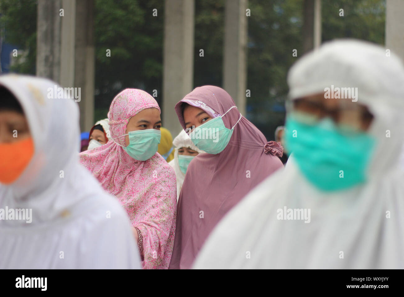 Pekanbaru, Riau, l'Indonésie. 18 Sep, 2019. Une prière musulmane indonésienne de demander de la pluie sur haze provoquée de forêt à Pekanbaru City, dans la province de Riau en Indonésie. Feu de forêt .causé certaines parties de Sumatra d'être couverte de brume et inclus à Singapour et en Malaisie. De nombreuses écoles sont fermées à cause de mauvaises conditions de l'air, les personnes touchées par des maladies respiratoires. Credit : Sijori Images/ZUMA/Alamy Fil Live News Banque D'Images
