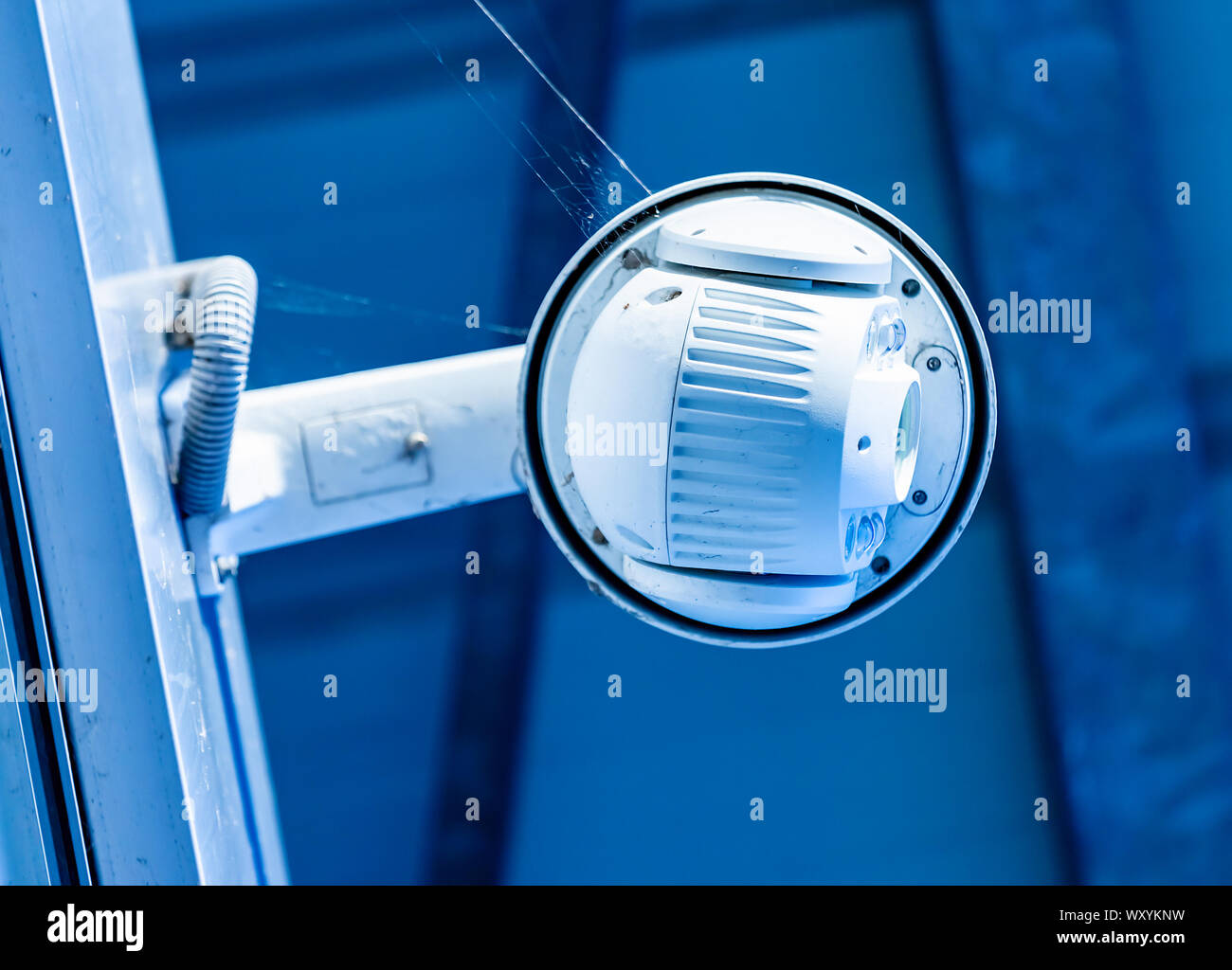 Close-up of modern caméra de surveillance sur le mur d'un bâtiment industriel Banque D'Images