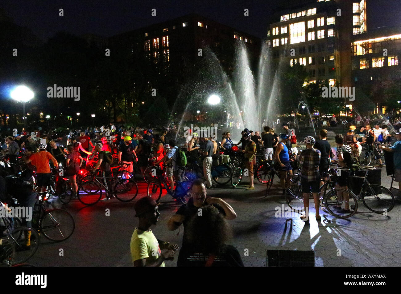 Cycliste commencent à rassembler dans l'extrémité nord de l'Union Square à prendre part à la masse critique de New York à Manhattan le 26 juillet, 2019 à New York, USA. (Pho Banque D'Images