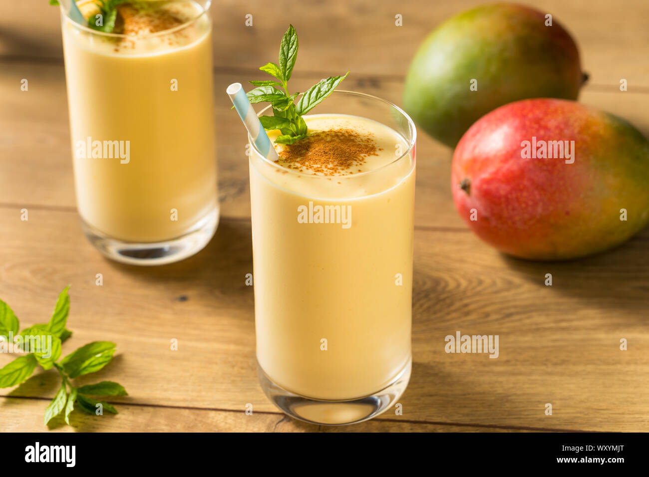 Lassi à la Mangue indienne sucré fait maison à la menthe Smoothie Banque D'Images