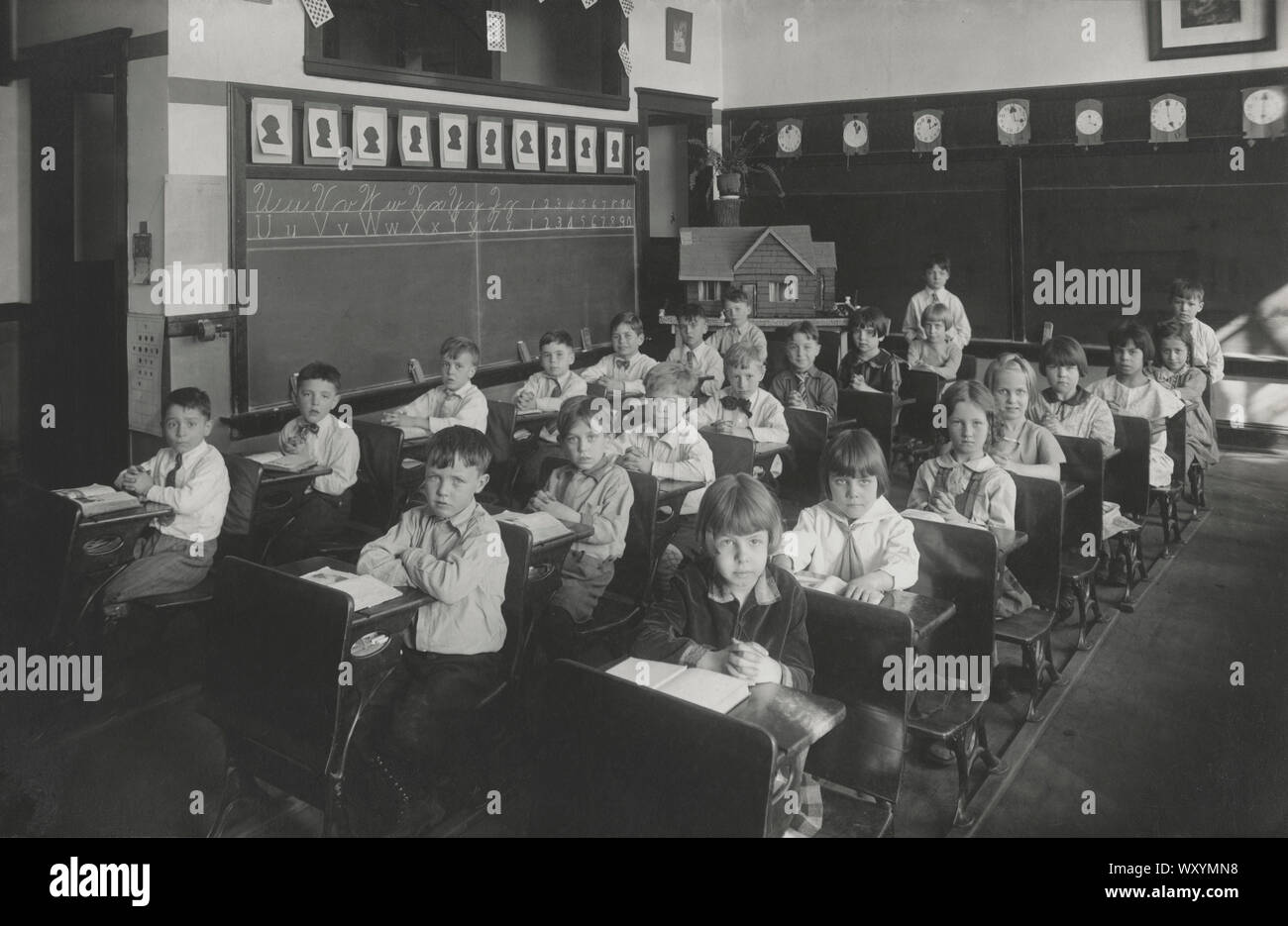 Portrait de groupe des élèves du primaire en classe, USA, 1930 Banque D'Images