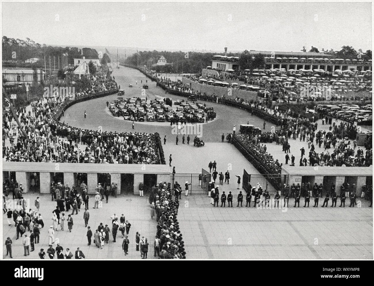 Adolf Hitler d'arriver au stade olympique au début de Jeux olympiques, Berlin, Allemagne, le 2 août 1936 Banque D'Images