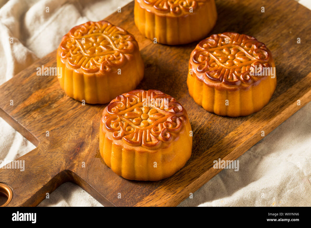 Gateaux De Lune Chinois Fait Maison Avec Un Remplissage Jaune Photo Stock Alamy Gateaux De Lune Chinois Fait Maison Avec Un Remplissage Jaune Photo Stock Alamy