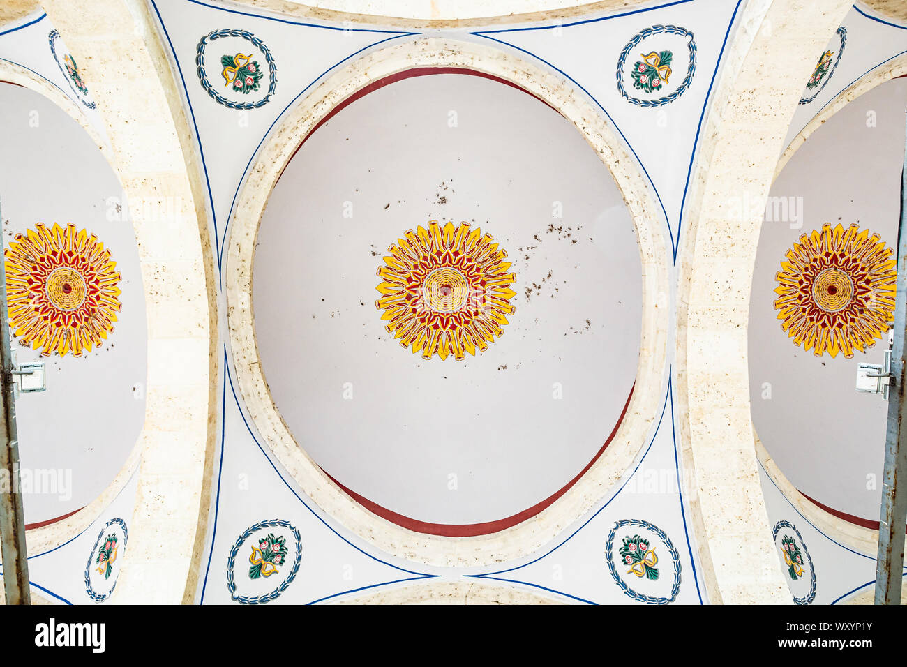 À Prizren, Kosovo - le 29 juillet 2019. Plafond de la mosquée de Sinan Pacha Banque D'Images