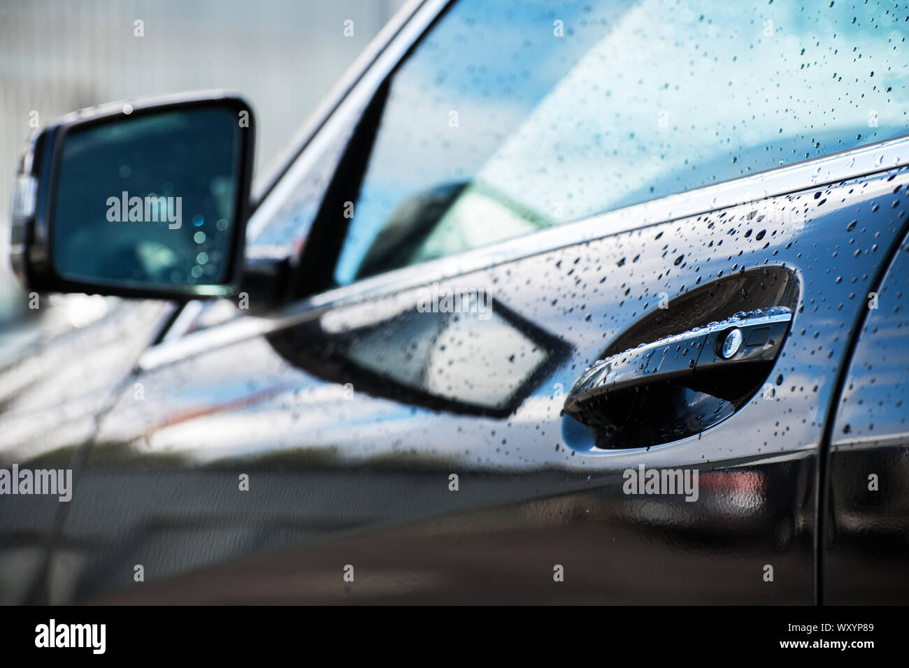 Poignée de porte de voiture et une partie d'une voiture avec un rétroviseur à faible profondeur de champ Banque D'Images