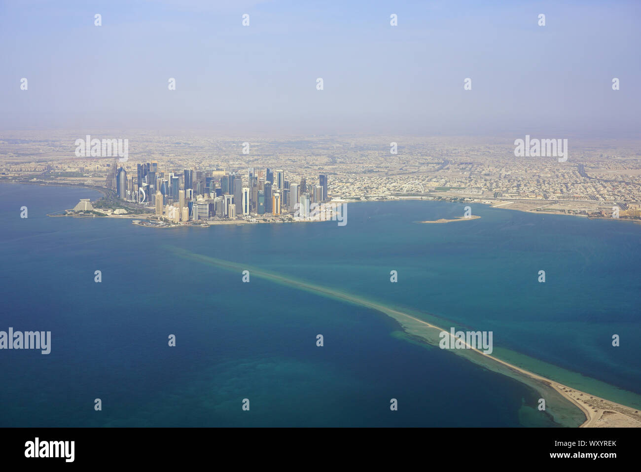 DOHA, QATAR - 17 JUN 2019- vue aérienne de la ville moderne du centre-ville de Doha. La capitale du Qatar sera l'hôte de la FIFA 2022 Coupe du Monde de soccer. Banque D'Images
