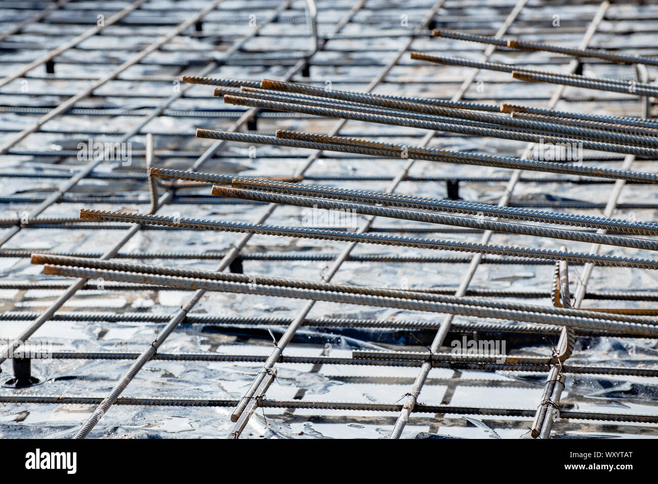 L'armature en acier et de bars en bars pour le coulage du béton sur un chantier avec une faible profondeur de champ Banque D'Images