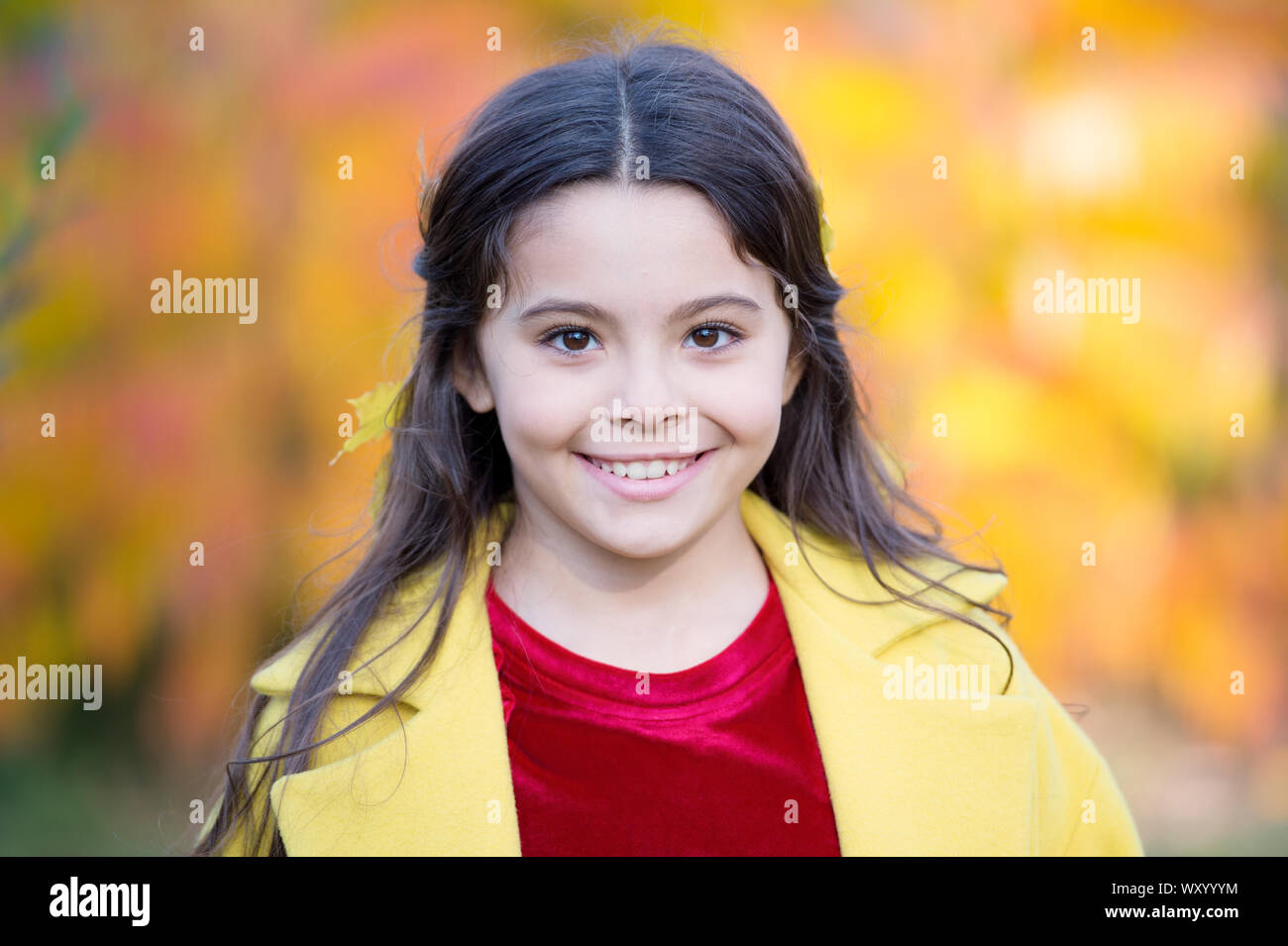 L Automne Est La Plus Belle Derniere Annees Sourire Heureux L Enfant Avec Sourire Mignon Sur Fond D Automne Petite Fille Jouer Sur L Air Frais A L Exterieur Frais Cadre Idyllique Journee D Automne Profitez De La