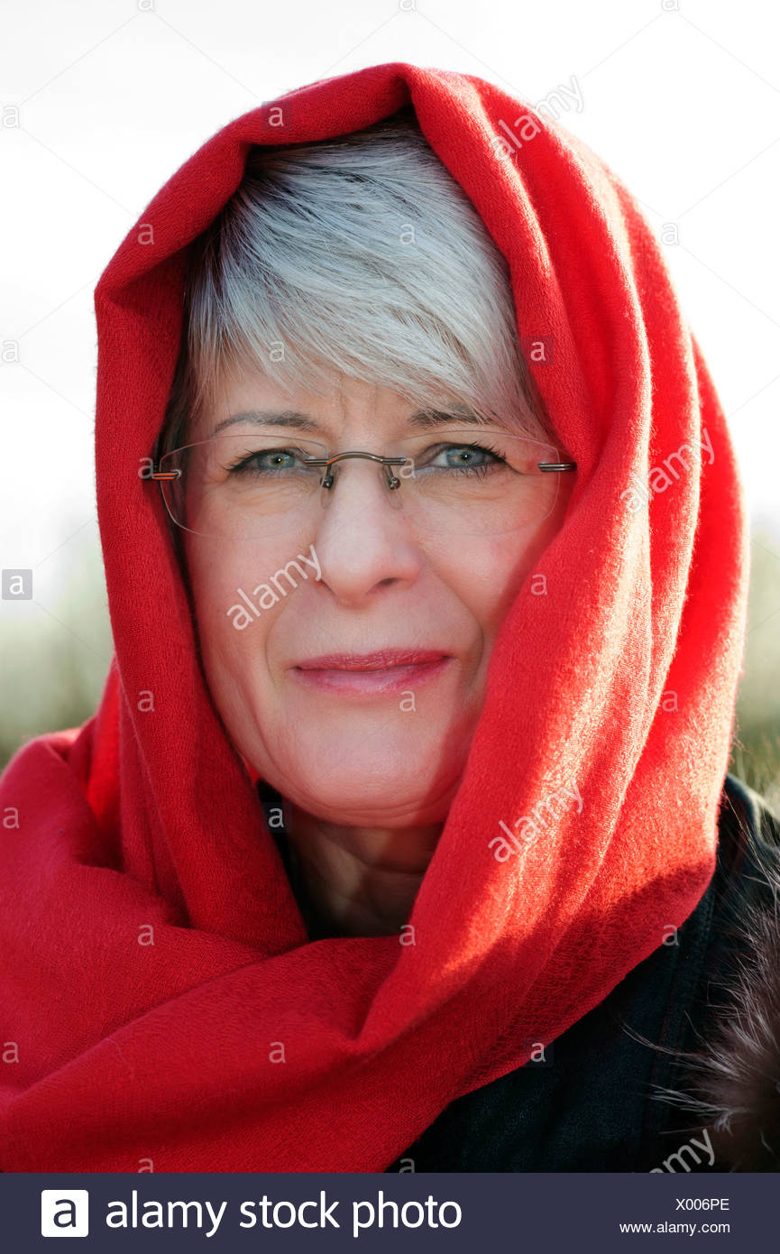 Portrait d'une femme portant un foulard rouge autour de la tête Photo Stock  - Alamy