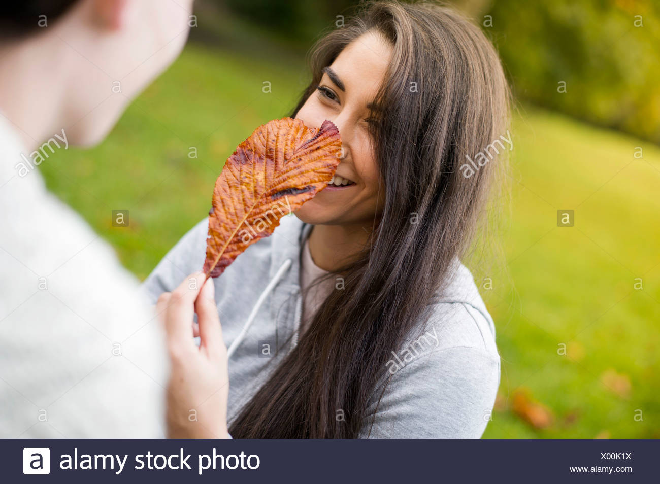 Young woman holding leaf Banque D'Images