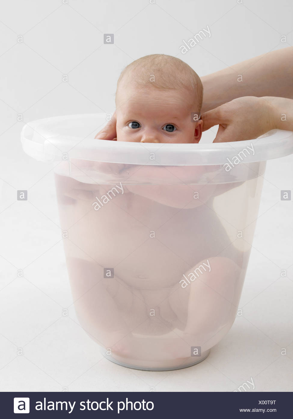 Mere Detail Mains Baignoire Bebe Seaux Femme Nettoie Tout Petit 3 Mois Filles Ventre A Remous Baignoire Bebe Baignoire Seau Body Care Care Photo Stock Alamy Mere Detail Mains Baignoire Bebe Seaux Femme Nettoie Tout Petit 3 Mois Filles Ventre A Remous Baignoire Bebe Baignoire Seau Body Care Care Photo Stock Alamy