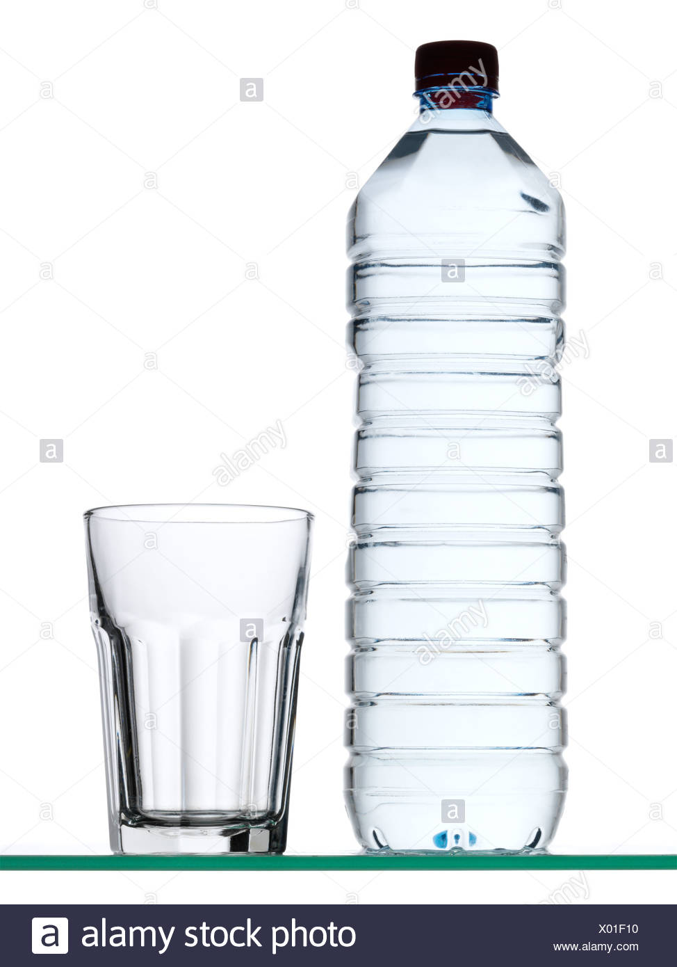 Bouteille Deau Minérale Et De Verre Banque Dimages Photo