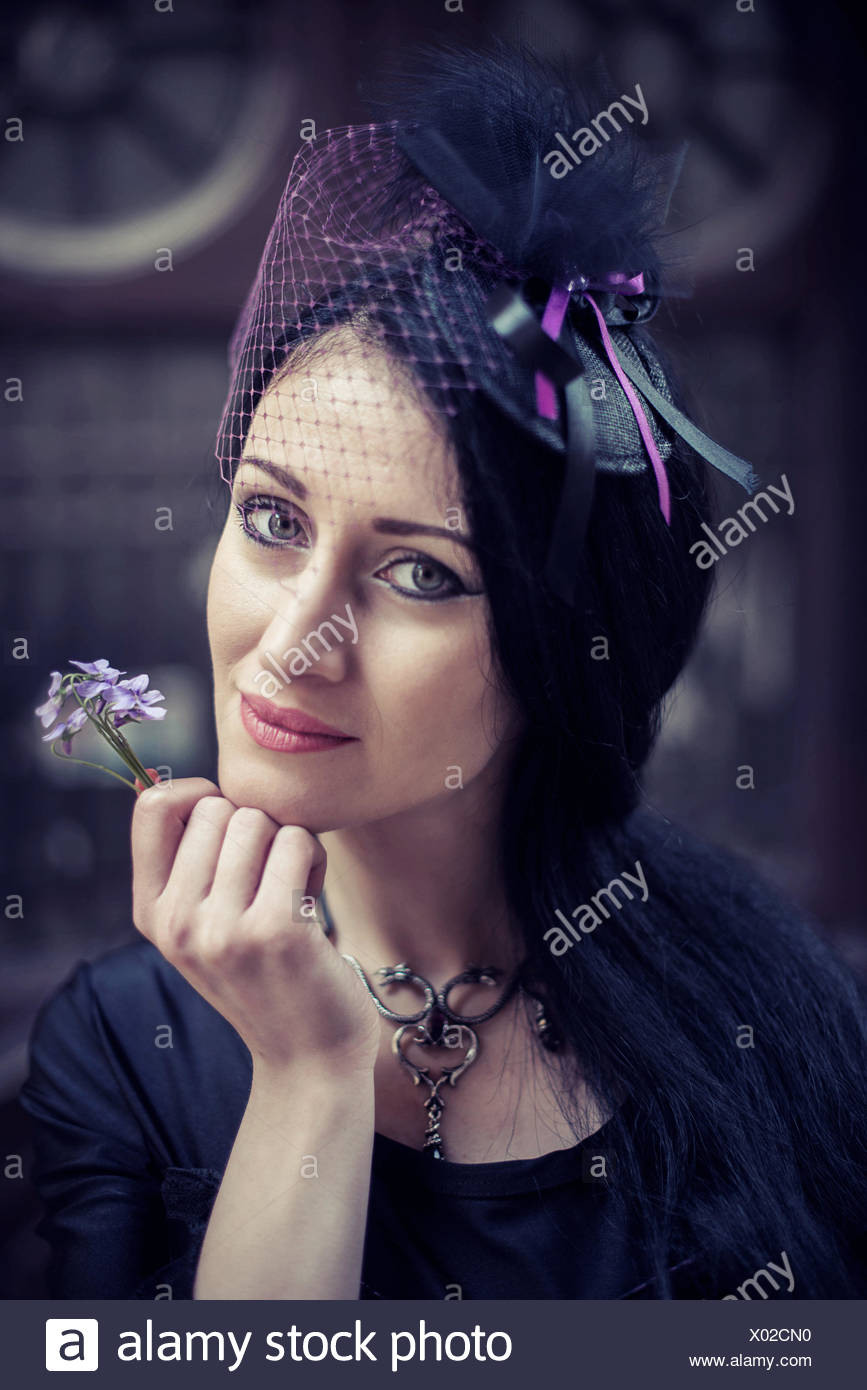 Portrait de femme tenant une fleur Banque D'Images