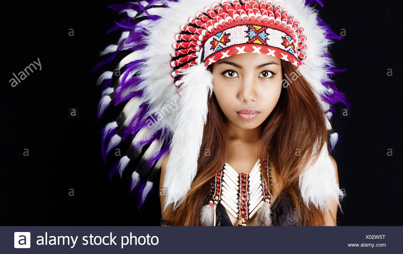 Portrait de femme portant une coiffe Amérindienne Banque D'Images